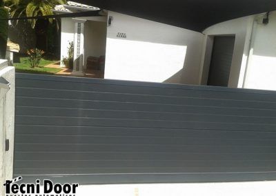 Puerta de garaje con instalación de motor automático 740 FAAC