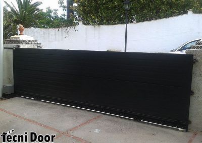 Puerta de garaje con instalación de motor automático 740 FAAC