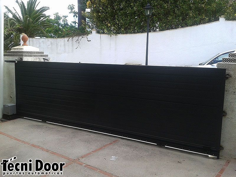 Puerta de garaje con instalación de motor automático 740 FAAC