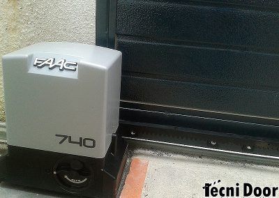 Puerta de garaje con instalación de motor automático 740 FAAC
