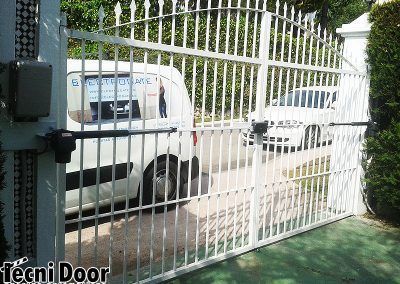 Puerta de garaje abatible con motores AA 30 CLEMSA