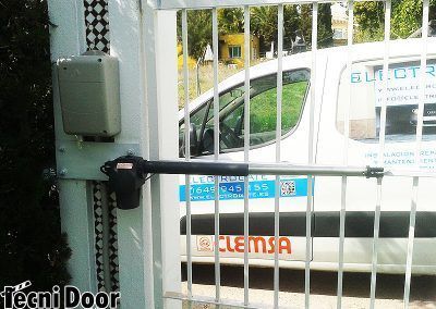 Puerta de garaje abatible con motores AA 30 CLEMSA