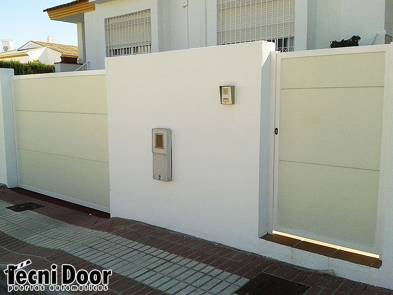Puerta de garaje automática con paneles blancos