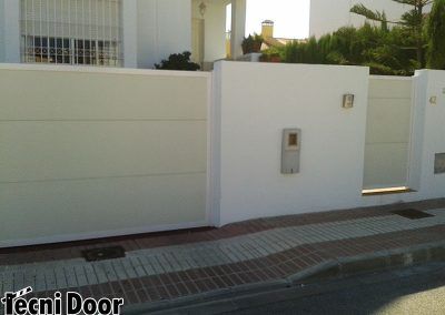 Puerta de garaje automática con paneles blancos
